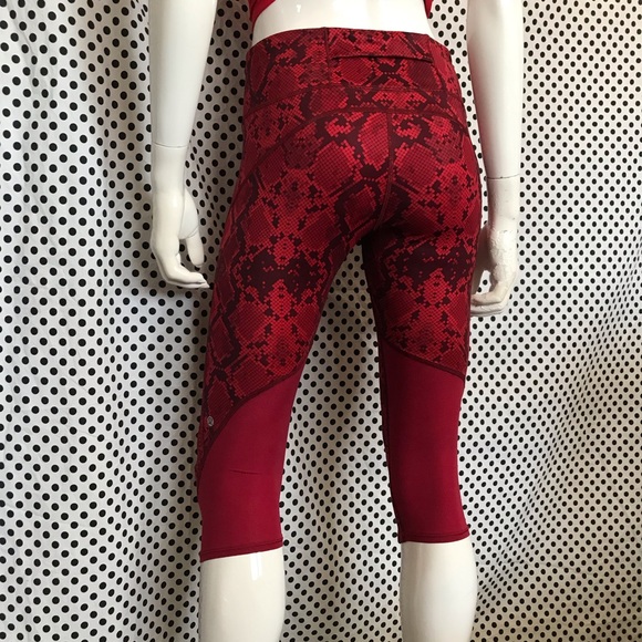 Lululemon Vent It Out Crop Mini Ziggy Snake Red Tide Cranberry Tights Size 6 - Picture 6 of 17